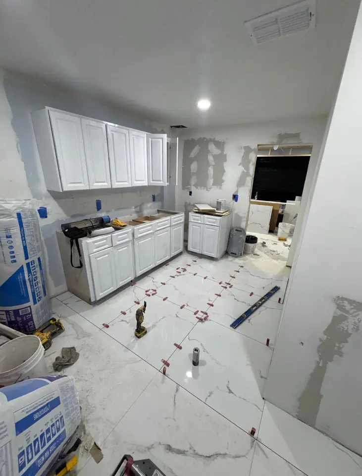 Kitchen floor in large-format marble-look porcelain with a leveling system in place